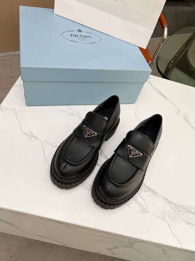 Prada* P: 女款size ：35-40 41可订做 新品普拉达2024秋冬走秀款乐福鞋，太古汇原版购入爆拆复刻 鞋子上脚很轻便，走路舒适度都很赞 运用三